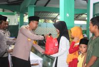 Kapolres Nias AKBP Revi Nurvelani menyerahkan tali asih kepada anak yatim piatu dan fakir miskin dalam kegiatan buka puasa bersama Keluarga Besar Polres Nias. Foto: Humas Polres Nias