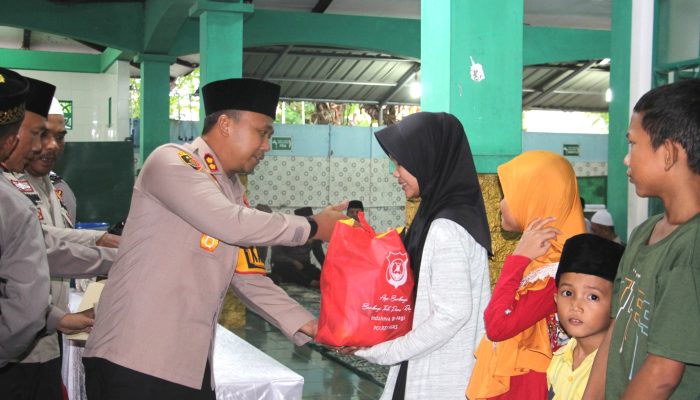 Polres Nias dan Organisasi Islam Berbagi dengan Anak Yatim dan Fakir Miskin