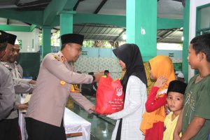 Polres Nias dan Organisasi Islam Berbagi dengan Anak Yatim dan Fakir Miskin