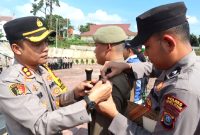 Kepala Polres Tapsel AKBP Yasir Ahmadi menyematkan pita kepada personel dalam Operasi Ketupat Toba 2024 untuk pengamanan Lebaran 2024 di Padangsidimpuan, Kabupten Tapsel, Jumat (5/4/2024). Foto: Polres Tapanuli Selatan