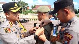 Kepala Polres Tapsel AKBP Yasir Ahmadi menyematkan pita kepada personel dalam Operasi Ketupat Toba 2024 untuk pengamanan Lebaran 2024 di Padangsidimpuan, Kabupten Tapsel, Jumat (5/4/2024). Foto: Polres Tapanuli Selatan