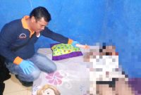 Polsek Raya dan Satreskrim Polres Simalungun melakukan olah TKP terhadap kasus kematian wanita bernama Nia Ramadhani di kamar kos, Rabu (3/4). Foto: Humas Polres Simalungun