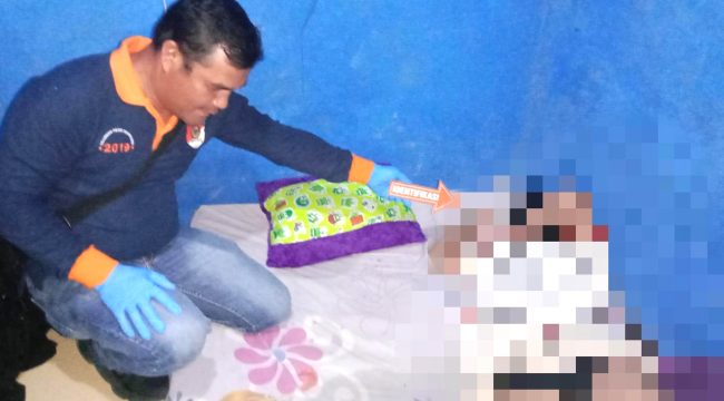 Polsek Raya dan Satreskrim Polres Simalungun melakukan olah TKP terhadap kasus kematian wanita bernama Nia Ramadhani di kamar kos, Rabu (3/4). Foto: Humas Polres Simalungun