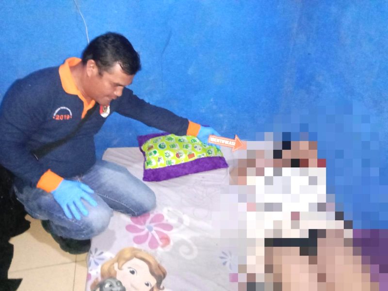 Polsek Raya dan Satreskrim Polres Simalungun melakukan olah TKP terhadap kasus kematian wanita bernama Nia Ramadhani di kamar kos, Rabu (3/4). Foto: Humas Polres Simalungun