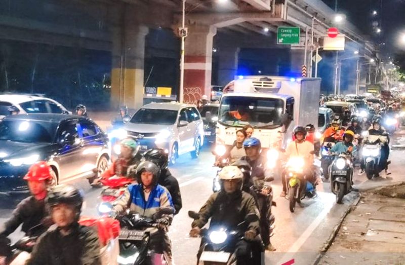 Tips mudik agar tidak mengalami kondisi statis yang bisa menyebabkan konsentrasi berkurang hingga kecelakaan. Foto: Antara/Syaiful Hakim