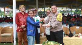 Kapolres Simalungun AKBP Choky Sentosa Meliala merayakan hari buruh atau May Day bersama ribuan buruh di Kabupaten Simalungun. Foto: Humas Polres Simalungun
