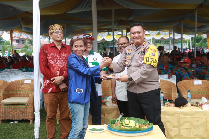 Kapolres Simalungun AKBP Choky Sentosa Meliala merayakan hari buruh atau May Day bersama ribuan buruh di Kabupaten Simalungun. Foto: Humas Polres Simalungun