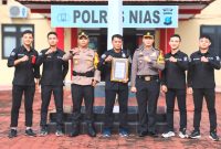 Kapolres Nias AKBO Revi Nurvelani dan Wakapolres Nias Kompol SK Harefa bersama tim Humas Polres Nias yang meraih juara I Polres Terbaik kategori Cipta Trending Topik. Foto: Humas Polres Nias