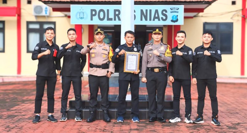Kapolres Nias AKBO Revi Nurvelani dan Wakapolres Nias Kompol SK Harefa bersama tim Humas Polres Nias yang meraih juara I Polres Terbaik kategori Cipta Trending Topik. Foto: Humas Polres Nias