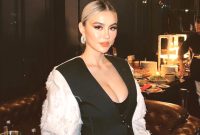 Penyanyi Agnez Mo 'diamuk' netizen lantaran ketahuan minum kopi Starbucks saat live di Instagram. Foto: akun @agnezmo/Instagram