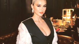 Penyanyi Agnez Mo 'diamuk' netizen lantaran ketahuan minum kopi Starbucks saat live di Instagram. Foto: akun @agnezmo/Instagram