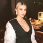 Penyanyi Agnez Mo 'diamuk' netizen lantaran ketahuan minum kopi Starbucks saat live di Instagram. Foto: akun @agnezmo/Instagram