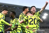 Pemain Arsenal Bukayo Saka (dua kiri), merayakan kemenangan bersama timnya setelah mengalahkan Brighton pada Liga Premier Inggris 2023/24 dalam matchday ke-31 di The American Express Community Stadium pada Minggu (7/4/2024) dinihari WIB. Foto: arsenal.com
