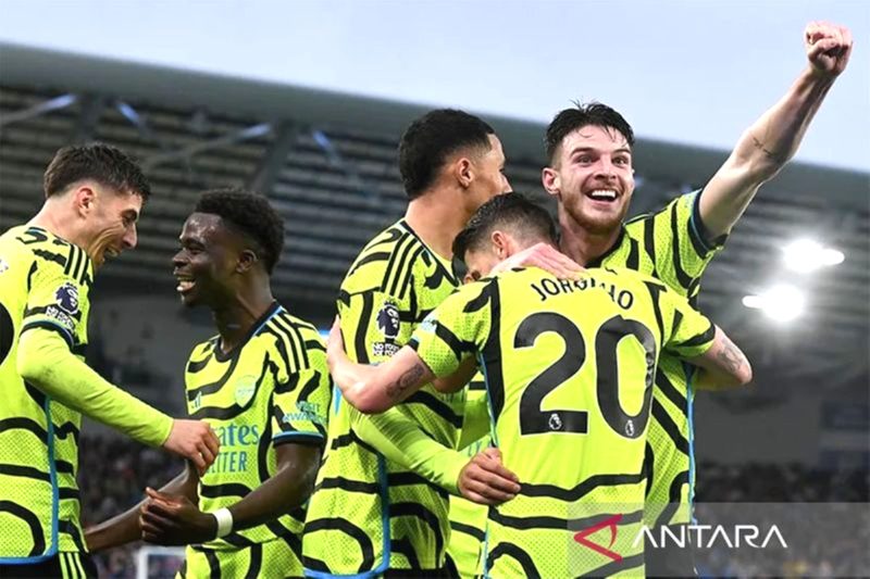 Pemain Arsenal Bukayo Saka (dua kiri), merayakan kemenangan bersama timnya setelah mengalahkan Brighton pada Liga Premier Inggris 2023/24 dalam matchday ke-31 di The American Express Community Stadium pada Minggu (7/4/2024) dinihari WIB. Foto: arsenal.com