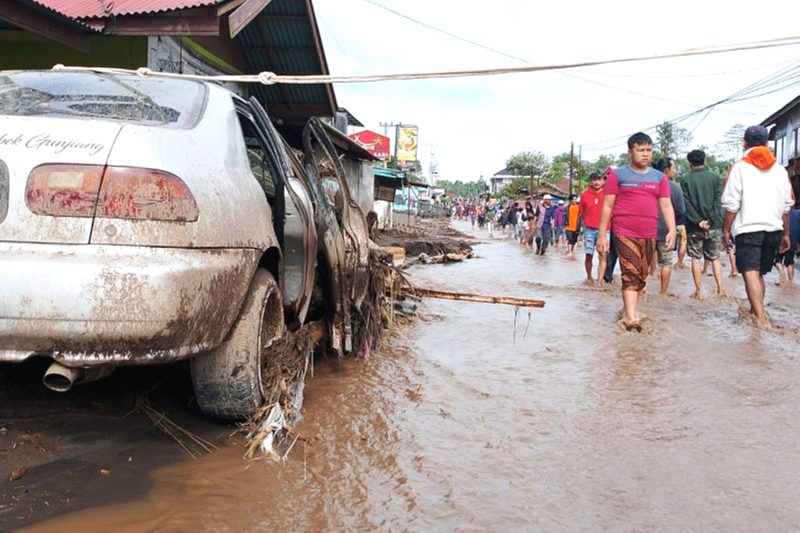 Ilustrasi banjir bandang. Foto: Antara/Altas Maulana. 