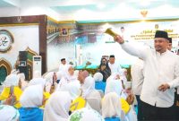 Wali Kota Medan Bobby Nasution (kanan) menepungtawari sejumlah calon haji di Medan, Kamis (9/4/2024). Foto: Diskominfo Kota Medan
