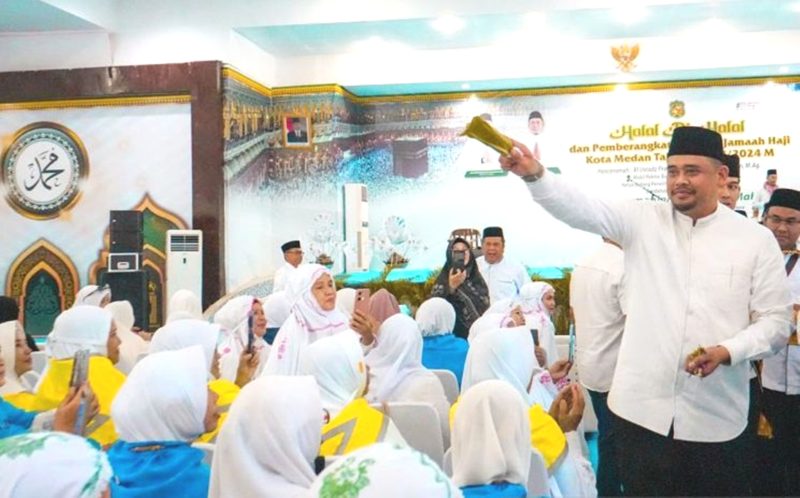 Wali Kota Medan Bobby Nasution (kanan) menepungtawari sejumlah calon haji di Medan, Kamis (9/4/2024). Foto: Diskominfo Kota Medan