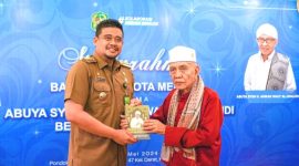 Wali Kota Medan Bobby Nasution (kiri) menerima cendera mata dari ulama Aceh Selatan, Abuya Syekh H Amran Waly Al-Khalidi. Foto: Antara/HO-Diskominfo Kota Medan