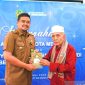 Wali Kota Medan Bobby Nasution (kiri) menerima cendera mata dari ulama Aceh Selatan, Abuya Syekh H Amran Waly Al-Khalidi. Foto: Antara/HO-Diskominfo Kota Medan