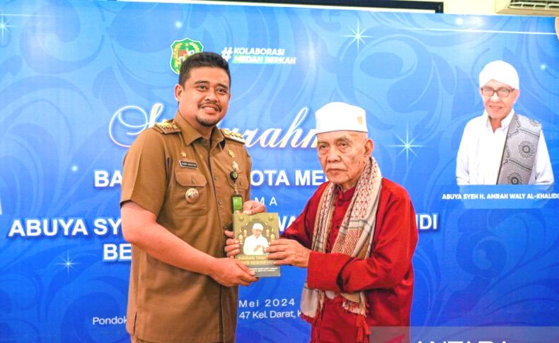 Wali Kota Medan Bobby Nasution (kiri) menerima cendera mata dari ulama Aceh Selatan, Abuya Syekh H Amran Waly Al-Khalidi. Foto: Antara/HO-Diskominfo Kota Medan