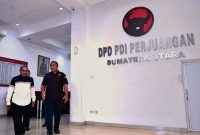 Mantan Gubernur Sumut Edy Rahmayadi mengembalikan formulir pendaftaran calon gubernur ke kantor PDIP Sumut. Foto: Istimewa
