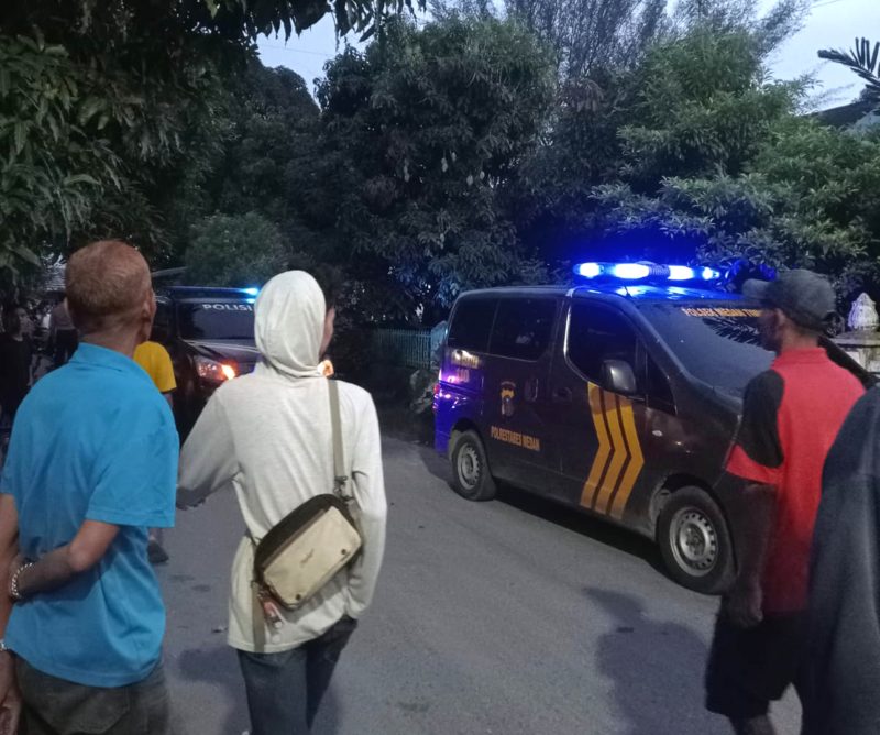 Penggerebekan narkoba di Asrama TNI Glubur Hong, KelurahanSidorame Barat I, Kecamatan Medan Perjuangan, Kota Medan, Rabu (1/5), ricuh, mobil polisi rusak dilempar. Foto: Istimewa