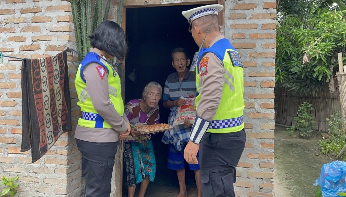 Satlantas Polres Sergai Bantu Warga dengan Bagikan Paket Sembako Door to Door