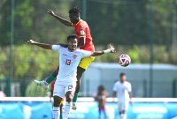 Penyerang Guinea Momo Fanye Toure (Kiri) berebut bola dengan bek Timnas Indonesia Bagas Kaffa pada pertandingan play-off pra-Olimpiade antara Indonesia dan Guinea, untuk memperebutkan tempat terakhir di turnamen sepak bola Olimpiade putra di Paris 2024 , di Clairefontaine-en-Yvelines, selatan Paris, Kamis (9/5/2024). Foto: Antara/AFP-Miguel Medina