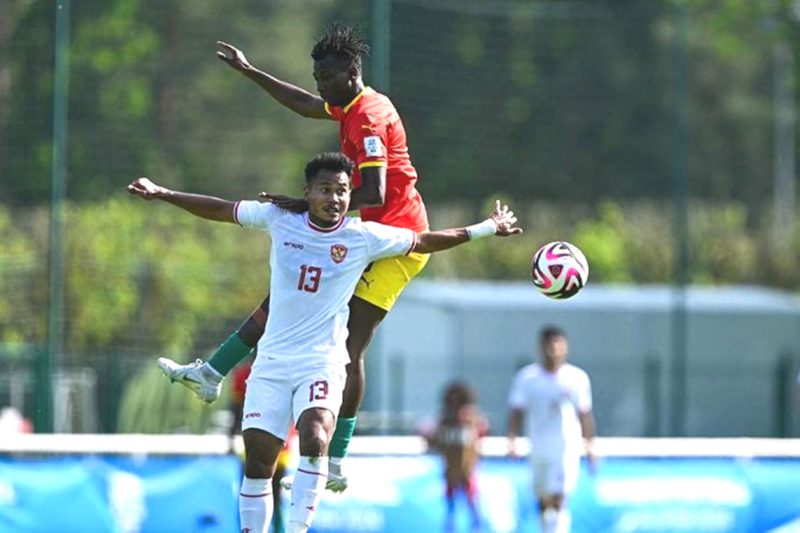 Penyerang Guinea Momo Fanye Toure (Kiri) berebut bola dengan bek Timnas Indonesia Bagas Kaffa pada pertandingan play-off pra-Olimpiade antara Indonesia dan Guinea, untuk memperebutkan tempat terakhir di turnamen sepak bola Olimpiade putra di Paris 2024 , di Clairefontaine-en-Yvelines, selatan Paris, Kamis (9/5/2024). Foto: Antara/AFP-Miguel Medina
