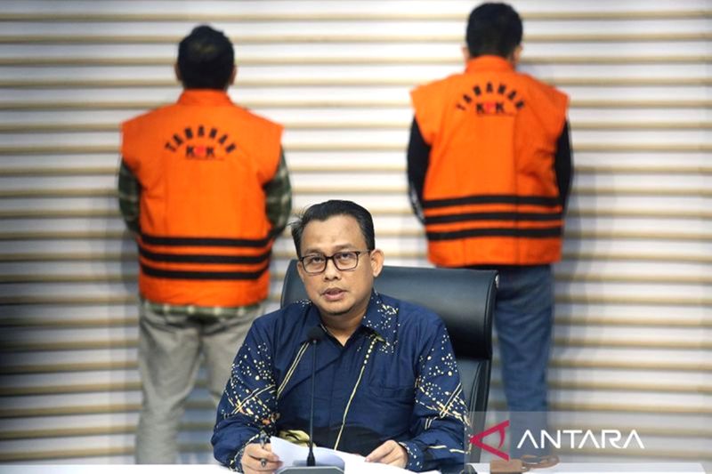 Kepala pemberitaan KPK Ali Fikri memberikan keterangan pers terkait penetapan dan penahanan dua tersangka baru kasus suap pengadaan barang dan jasa di lingkup Pemkab Labuhanbatu, Sumatera Utara, di Gedung Merah Putih KPK, Jakarta, Jumat (26/1/2023). ANTARA FOTO/Muhammad Iqbal
