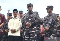 Kepala Staf TNI Angkatan Laut (KSAL) Laksamana TNI Muhammad Ali menjawab pertanyaan wartawan saat jumpa pers acara melepas rombongan mudik gratis TNI AL di Dermaga Kolinlamil, Jakarta, Jumat (5/4). Foto: Antara/Genta Tenri Mawangi.