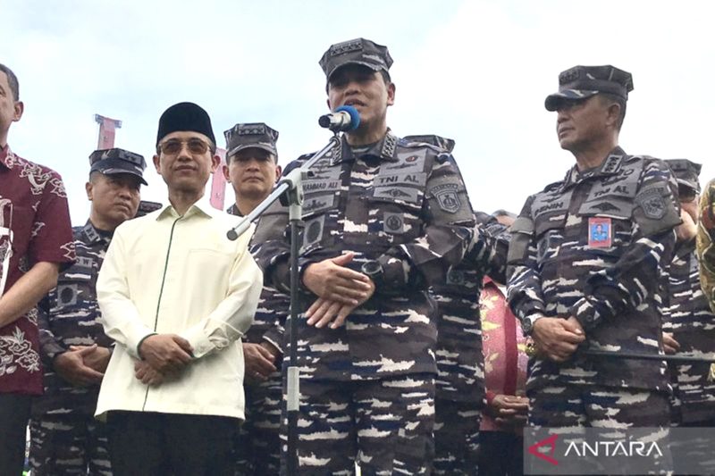 Kepala Staf TNI Angkatan Laut (KSAL) Laksamana TNI Muhammad Ali menjawab pertanyaan wartawan saat jumpa pers acara melepas rombongan mudik gratis TNI AL di Dermaga Kolinlamil, Jakarta, Jumat (5/4). Foto: Antara/Genta Tenri Mawangi.