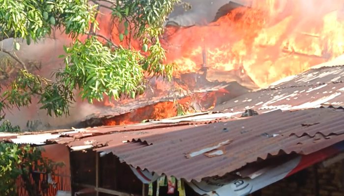 Kebakaran Landa Permukiman Padat Penduduk di Medan, 6 Rumah Hangus