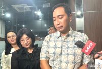 Kuasa Hukum pengadu kasus dugaan asusila yang dilakukan oleh Ketua KPU RI Hasyim Asy'ari, Aristo Pangaribuan (kanan) dan Maria Dianita Prosperianti, saat memberikan keterangan di Kantor DKPP RI, Jakarta, Rabu (22/5/2024). Foto: Antara/Rio Feisal