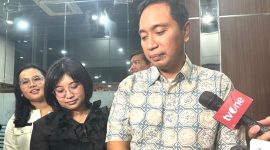 Kuasa Hukum pengadu kasus dugaan asusila yang dilakukan oleh Ketua KPU RI Hasyim Asy'ari, Aristo Pangaribuan (kanan) dan Maria Dianita Prosperianti, saat memberikan keterangan di Kantor DKPP RI, Jakarta, Rabu (22/5/2024). Foto: Antara/Rio Feisal
