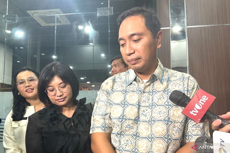 Kuasa Hukum pengadu kasus dugaan asusila yang dilakukan oleh Ketua KPU RI Hasyim Asy'ari, Aristo Pangaribuan (kanan) dan Maria Dianita Prosperianti, saat memberikan keterangan di Kantor DKPP RI, Jakarta, Rabu (22/5/2024). Foto: Antara/Rio Feisal