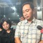 Kuasa Hukum pengadu kasus dugaan asusila yang dilakukan oleh Ketua KPU RI Hasyim Asy'ari, Aristo Pangaribuan (kanan) dan Maria Dianita Prosperianti, saat memberikan keterangan di Kantor DKPP RI, Jakarta, Rabu (22/5/2024). Foto: Antara/Rio Feisal