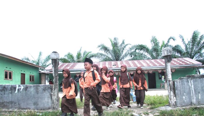 Kisah Guru MIS Al Ittihadiyah, Berjuang Menebar Ilmu di Tengah Keterbatasan