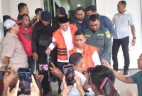 Mantan Gubernur Maluku Utara dua periode, Abdul Gani Kasuba (AGK) usai menjalani sidang dengan agenda pembacaan dakwaan JPU KPK, Rabu (15/5/2024). Foto: Antara/Abdul Fatah