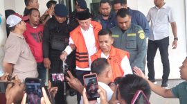 Mantan Gubernur Maluku Utara dua periode, Abdul Gani Kasuba (AGK) usai menjalani sidang dengan agenda pembacaan dakwaan JPU KPK, Rabu (15/5/2024). Foto: Antara/Abdul Fatah