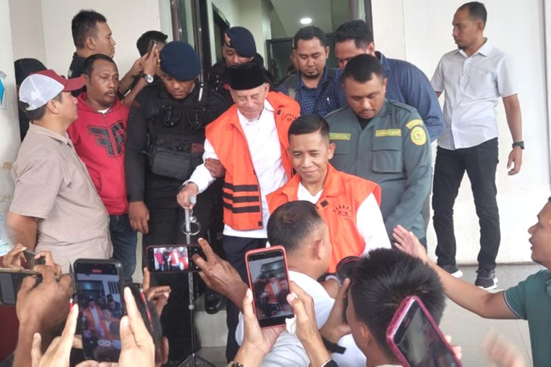 Mantan Gubernur Maluku Utara dua periode, Abdul Gani Kasuba (AGK) usai menjalani sidang dengan agenda pembacaan dakwaan JPU KPK, Rabu (15/5/2024). Foto: Antara/Abdul Fatah