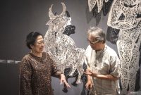 Ketua Umum PDI Perjuangan Megawati Soekarnoputri (kiri) didampingi seniman Butet Kartaredjasa (kanan) mengamati karya seni yang ditampilkan dalam Pameran Seni Rupa Butet Kartaredjasa Melik Nggendong Lali di Galeri Nasional, Jakarta, Senin (13/5/2024). Foto: Antara/Aprillio Akbar
