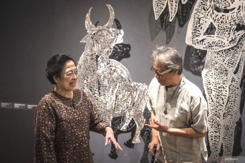 Ketua Umum PDI Perjuangan Megawati Soekarnoputri (kiri) didampingi seniman Butet Kartaredjasa (kanan) mengamati karya seni yang ditampilkan dalam Pameran Seni Rupa Butet Kartaredjasa Melik Nggendong Lali di Galeri Nasional, Jakarta, Senin (13/5/2024). Foto: Antara/Aprillio Akbar