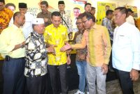 Ketua DPD Partai Golkar Sumut Musa Rajekshah (tengah) bertemu calon kepala daerah yang mendaftar di partai ini di Medan, Sumatera Utara, Selasa (7/5/2024). (HO-Partai Golkar Sumatera Utara)