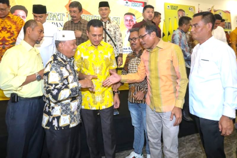 Ketua DPD Partai Golkar Sumut Musa Rajekshah (tengah) bertemu calon kepala daerah yang mendaftar di partai ini di Medan, Sumatera Utara, Selasa (7/5/2024). (HO-Partai Golkar Sumatera Utara)