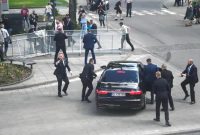 Petugas keamanan memindahkan PM Slovakia Robert Fico di dalam mobil setelah insiden penembakan, setelah pertemuan pemerintah Slovakia di Handlova, Slovakia [Radovan Stoklasa/Reuters]