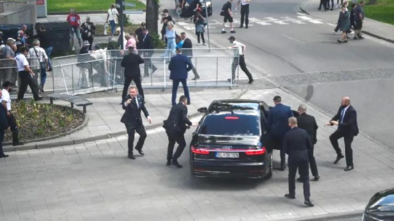 Petugas keamanan memindahkan PM Slovakia Robert Fico di dalam mobil setelah insiden penembakan, setelah pertemuan pemerintah Slovakia di Handlova, Slovakia [Radovan Stoklasa/Reuters]