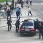 Petugas keamanan memindahkan PM Slovakia Robert Fico di dalam mobil setelah insiden penembakan, setelah pertemuan pemerintah Slovakia di Handlova, Slovakia [Radovan Stoklasa/Reuters]