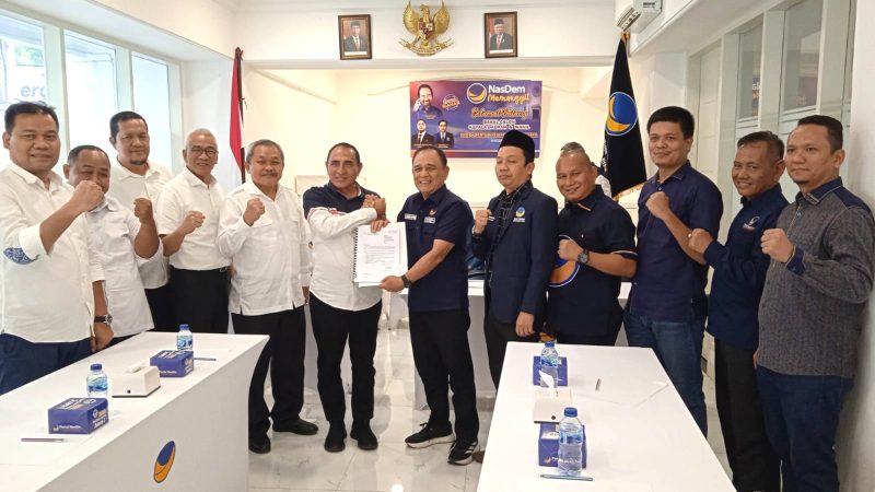 Mantan Gubernur Sumut Edy Rahmayadi dan tim mengembalikan formulir pendaftaran bacalon Gubernur Sumut ke DPW Partai NasDem Sumut. Foto: NasDem Sumut