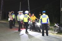 Petugas menghentikan pengendara yang tidak mematuhi aturan lalu lintas saat Razia Antik Toba 2024, Sabtu (4/5) malam. Foto: Humas Polres Serdang Bedagai